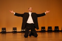 Justin Durel sur scène, en pleine performance comique